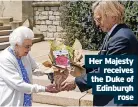  ?? ?? Her Majesty receives the Duke of Edinburgh rose