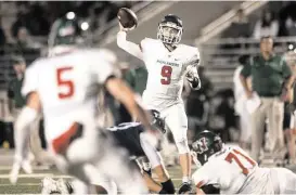  ?? Brett Coomer / Houston Chronicle ?? The Woodlands quarterbac­k Harry Woodberry (9) fires a 21-yard touchdown pass to Reed Barber in the third quarter against Kingwood at Turner Stadium.