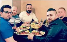  ?? Foto: internet ?? Nový život v Německu Irácká rodina Battových se na internetu chlubí fotografie­mi ze své nové vlasti.