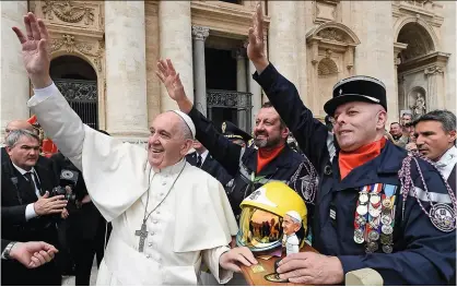  ??  ?? Imposture Hedy El Khazen (à dr.) a été jusqu’à remettre au pape François un casque aux couleurs du Vatican, en 2016.