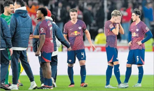  ?? ?? Los jugadores del RB Leipzig, cabizbajos tras la dura derrota (5-2) que encajaron el pasado sábado en el campo del Stuttgart.