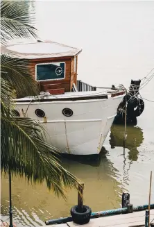  ??  ?? New creative space Titan Project Space’s CLAY ROOM teahouse (right) overlooks Songkhla Lake and its boats