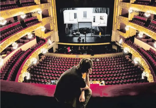  ?? ANA JIMÉNEZ ?? El Liceu, ayer, durante un ensayo de Lohengrin: se han suspendido las tres primeras funciones, pero se mantienen las restantes