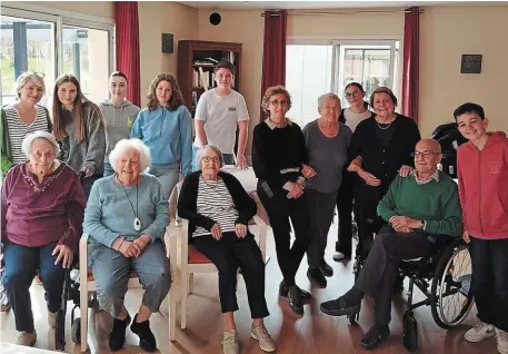  ?? | PHOTO : DR ?? Les collégiens d’Arradon venaient déjà, une ou deux fois par an, offrir des cartes de voeux et jouer à des jeux de société. Depuis septembre 2023, ils viennent tous les vendredis après-midis.