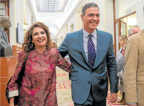 ?? Foto: Efe ?? Pedro Sánchez abraza a la ministra de Hacienda, María Jesús Montero, artífice de las Cuentas aprobadas ayer.
