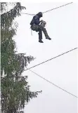  ?? FOTO: POLIZEI ?? Ein Waldbesetz­er kippt Fäkalien auf Polizisten am Boden.