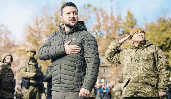  ?? AP ?? Volodímir Zelenski, ayer durante su visita a Jersón, rodeado de escoltas y militares