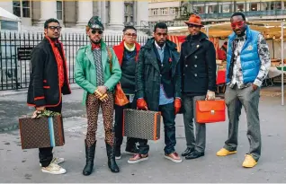  ?? ?? RETOUR VERS LE FUTUR_
Don Crawley, Taz Arnold, Chris Julian, Kanye West, Fonz Bentley et Virgil Abloh, à Paris en 2009.