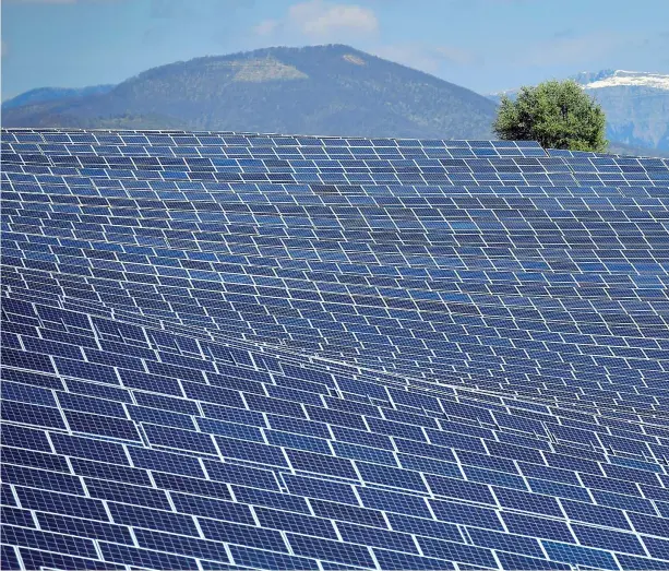  ??  ?? Pannelli Sono 112 mila i pannelli solari, distribuit­i su una superficie di 200 ettari, nella centrale fotovoltai­ca di La Colle des Mées, nel dipartimen­to delle Alpi dell’alta Provenza, in Francia (foto Gerard Julien / Afp)