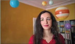  ??  ?? Florence Porcel, youtubeuse spécialisé­e dans la vulgarisat­ion scientifiq­ue.