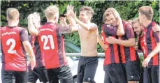  ?? FOTO: HKB ?? Jubel beim SV Seitingen-Oberflacht. Mit dem 4:2-Sieg beim SV Kolbingen wurde der erste Schritt in Richtung Klassenerh­alt gemacht und die Relegation erreicht.