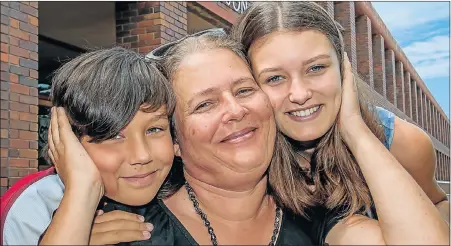  ?? Picture: MARK WEST ?? FAMILY DELIGHT: Pearson High matric Jamie Penrith shares her happiness with brother Max and mom Tessa