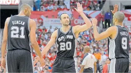  ??  ?? Socios. Tim Duncan (ya retirado), Manu y Parker, en la cancha. Juntos ganaron cuatro anillos de la NBA.