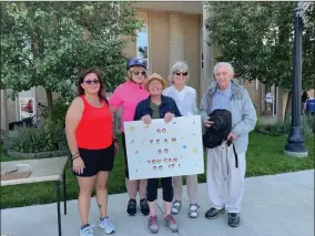  ?? CONTRIBUTE­D PHOTO ?? Cheering on cyclists in the annual ‘Green Cruise.’