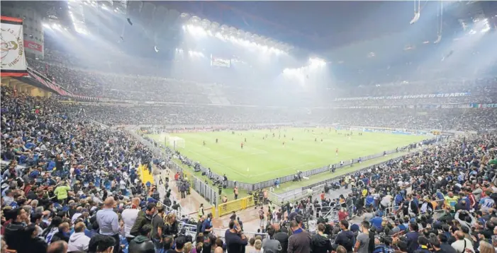  ??  ?? ► El mítico estadio Giuseppe Meazza recibió el clásico de Milán.