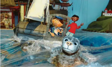  ?? Archivfoto: Fred Schöllhorn ?? Nur ein Jahr nach Erscheinen von Michael Endes „Jim Knopf und Lukas der Lokomotivf­ührer“brachte die Augsburger Puppenkist­e das Buch ins Fernsehen. Im Museum der Puppenkist­e sind die Puppen und Kulissen noch immer zu sehen.