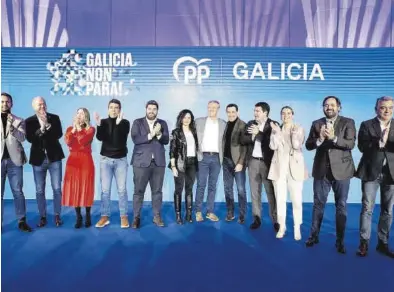  ?? EFE / CABALAR ?? Jorge Azcón (izquierda), junto al resto de los barones autonómico­s del PP en un acto de la campaña de Alfonso Rueda.