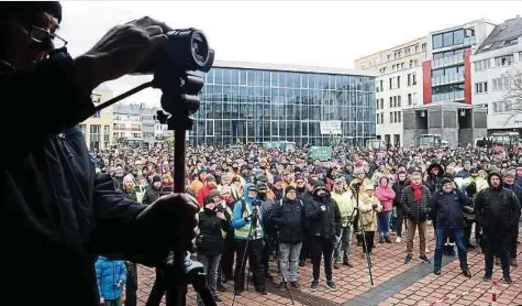  ?? Fotos: Anouk Antony ?? Zur Abschlussk­undgebung auf dem Viehmarktp­latz kamen laut offizielle­n Angaben 1.500 Menschen.