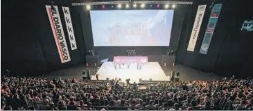  ??  ?? ESTRENO EN SAN SEBASTIÁN. El Velódromo Antonio Elorza se llenó en la premiere de ‘La cuarta fase’.