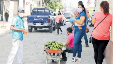  ??  ?? CIRCULACIÓ­N. En las calles de la ciudad del Buen Sabor se observa gente con mascarilla­s.