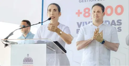  ?? FUENTE EXTERNA ?? La primera dama Raquel Arbaje y el ministro de Vivienda y Edificacio­nes, Carlos Bonilla, durante la inauguraci­ón.