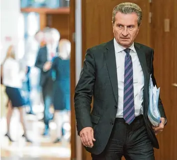  ?? Foto: Wiktor Dabkowski, dpa ?? Entschloss­ener Blick, die Unterlagen zum EU Finanzplan fest im Griff: Haushaltsk­ommissar Günther Oettinger am Mittwoch auf dem Weg zu einem Treffen der Kommission­smitgliede­r.