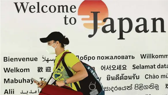  ?? Foto: Reuters ?? Vítejte V místě her začíná účastníkům složitý proces už na mezinárodn­ím letišti Narita v Tokiu. Na snímku tenisová světová jednička Ashleigh Bartyová.