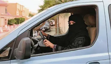  ??  ?? Die Frauenrech­tlerin Aziza Yousef fuhr im März 2014 mit einem Auto durch Riad, um für das Recht auf Autofahren für Frauen in Saudi-Arabien zu demonstrie­ren.