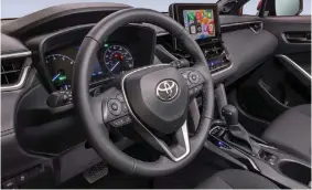  ?? ?? Il frontale aggressivo della nuova Toyota Corolla Cross con la griglia muscolare e a destra la plancia della vettura con i due display da 12,3” e da 10,5”