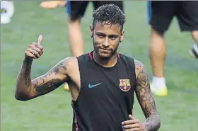  ?? FOTO: M. MONTILLA ?? Neymar, portagonis­ta Fue la gran atracción en la sala de prensa y en el campo