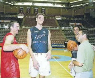  ?? VALENTÍ ENRICH ?? Joan Montes y el actual mánager de la sección, Nacho Rodríguez, junto a Pau Gasol durante la corta etapa en la que vistió de azul y grana el mejor jugador español de todos los tiempos
//