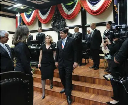  ?? MELISSA FERNÁNDEZ ?? El presidente de la República, Carlos Alvarado, tras rendir su primer informe como mandatario, en la Asamblea Legislativ­a. Con él, la primera dama, Claudia Dobles.