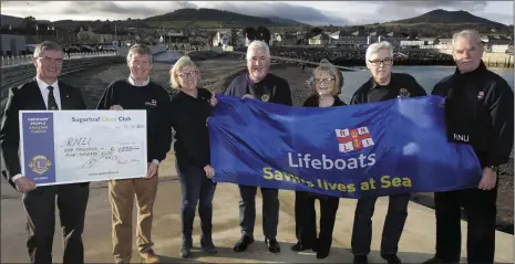  ??  ?? Tom O’Sullivan, President of the Sugarloaf Lions; Joe Taylor from the RNLI, Niamh O’Mahony, Mick Lernihan, Rosemary Lambe, Michael Lambe and James McCormack at the presentati­on of a cheque for €1,500 to the RNLI.