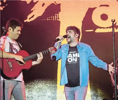  ?? CÉSAR RANGEL ?? Un momento del concierto de Estopa ayer en el amplio escenario habilitado en el Parc del Fòrum