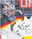  ?? FOTO: DPA ?? Mein Freund, der Puck: Torhüter Philipp Grubauer.