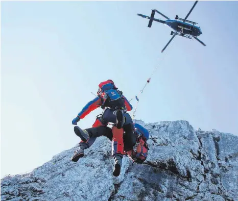  ?? FOTO: BAYRISCHES ROTES KREUZ ?? Die Bergwacht erprobt den Ernstfall: Auch an steilen, felsigen Hängen müssen Verunglück­te gerettet werden.