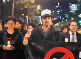  ??  ?? El actor Diego Luna encabezó las protestas afuera del recinto legislativ­o.