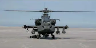  ?? (© Northrop Grumman) ?? Un AH-64 doté, à l’extrémité de ses moignons d’ailes, d’un DIRCM AN/AAQ-24(V). Le système permet de cibler l’autodirect­eur infrarouge d’un missile assaillant, le rendant aveugle.