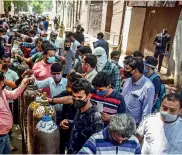  ?? MANEESH AGNIHOTRI ?? SURVIVAL WAR Rush at a medical oxygen supplier in Lucknow