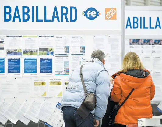  ?? PHOTO D’ARCHIVES, STEVENS LEBLANC ?? La Foire de l’emploi de Québec a attiré de nombreux visiteurs en avril dernier, comme ce couple devant un babillard d’emplois.