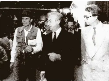  ?? FOTO: ARCHIV ?? Auf dem Bild von links: Joseph Beuys, Oberbürger­meister Josef Krings und Christoph Brockhaus, Leiter des Lehmbruck-Museums. Im Hintergrun­d Beuys’ Frau Eva und sein Sohn Wenzel.