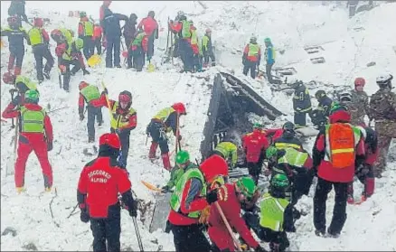  ?? AP ?? La niebla y la lluvia complicaro­n ayer la tarea de los socorrista­s en las ruinas del hotel bajo el Gran Sasso