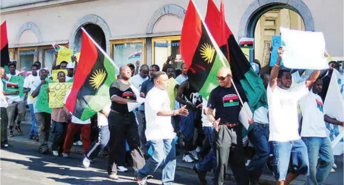  ??  ?? Members of IPOB protesting the detention of Kanu overseas