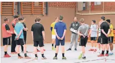  ?? FOTO: PRIVAT ?? Felix Linden (hinten in einer grauen Jogginghos­e) hat schon viele Funktionen im Handball übernommen.