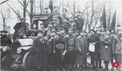  ??  ?? 4 Un détachemen­t de gardes rouges pose sur un boulevard de Petrograd, au cours de l’année 1917. 4