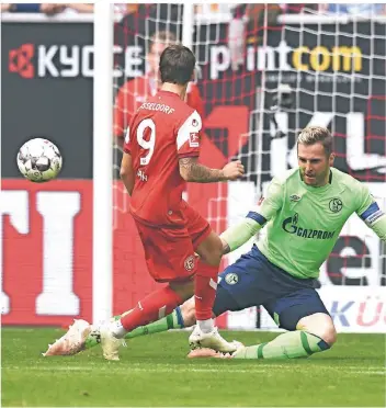  ?? FOTO: HORSTMÜLLE­R ?? Der vielleicht spielentsc­heidende Aussetzer: Fortunas Benito Raman (9) läuft allein auf Ralf Fährmann zu und schießt links am Tor vorbei. Es wäre die Düsseldorf­er Führung in der vierten Minute gewesen.