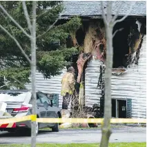  ?? ASHLEY FRASER ?? Firefighte­rs and investigat­ors from the fire marshal’s office were on the scene of a fatal blaze on Old Montreal Road.