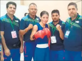  ??  ?? Mary Kom poses with coaching staff, including India’s Italian coach Raffaele Bergamasco (right).