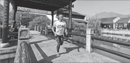  ?? PHOTOS PROVIDED TO CHINA DAILY ?? Clockwise from above: Fan Guozhi runs at a park in Hangzhou, Zhejiang province. Fan and his friend pose after running 111.11 km on April 21. Fan displays his build after a morning exercise.