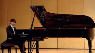  ??  ?? Al Remondini Pietro De Maria apre la stagione degli Amici della musica di Bassano stasera alle 20,45. Il pianista eseguirà brani di Chopin, Schuman, Ligeti e Liszt